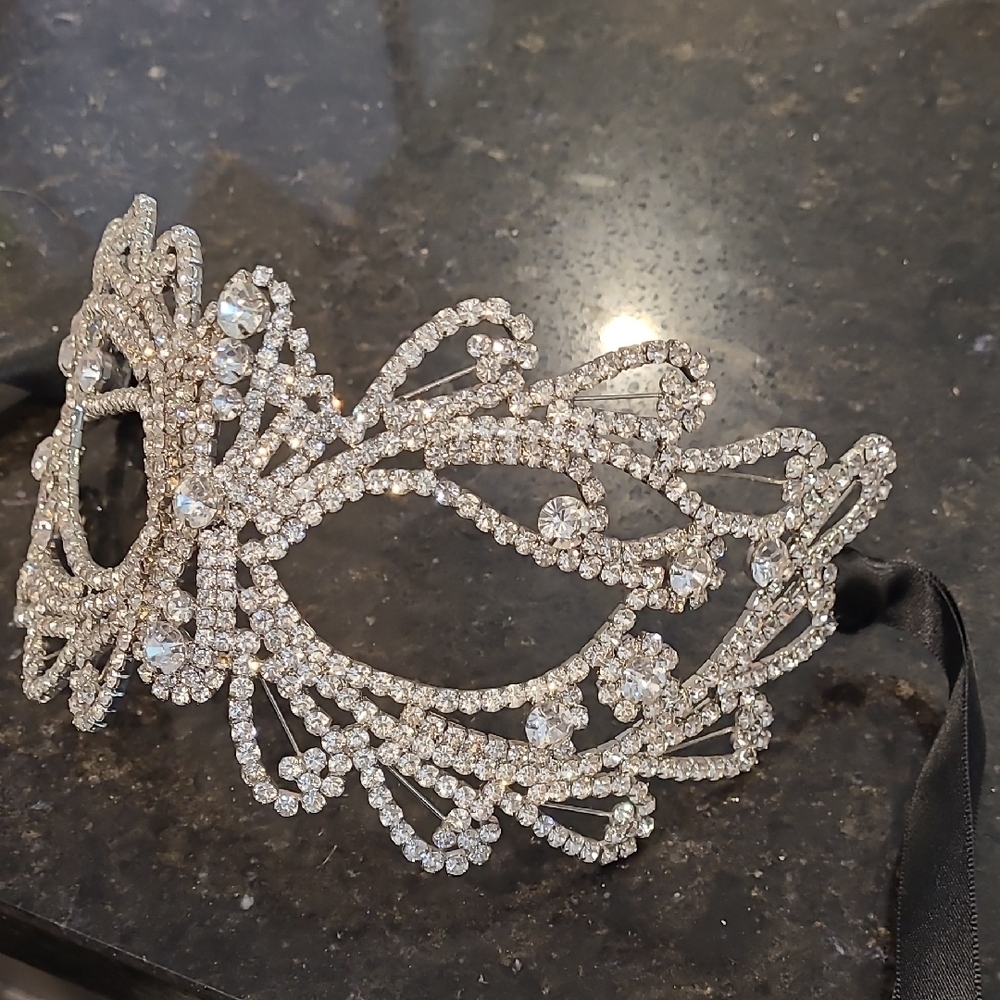 Elegant Silver Rhinestone Mask